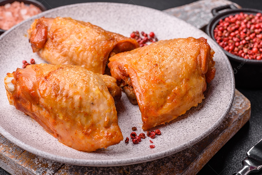 A imagem mostra sobrecoxas de frango, que são uma parte popular e saborosa da ave.