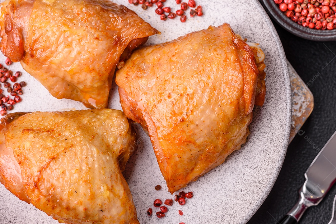 A imagem mostra sobrecoxas de frango, que são uma parte popular e saborosa da ave.