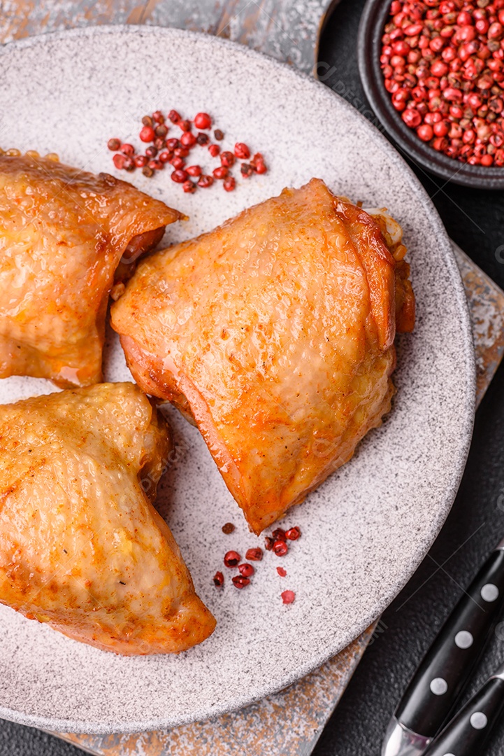 A imagem mostra sobrecoxas de frango, que são uma parte popular e saborosa da ave.