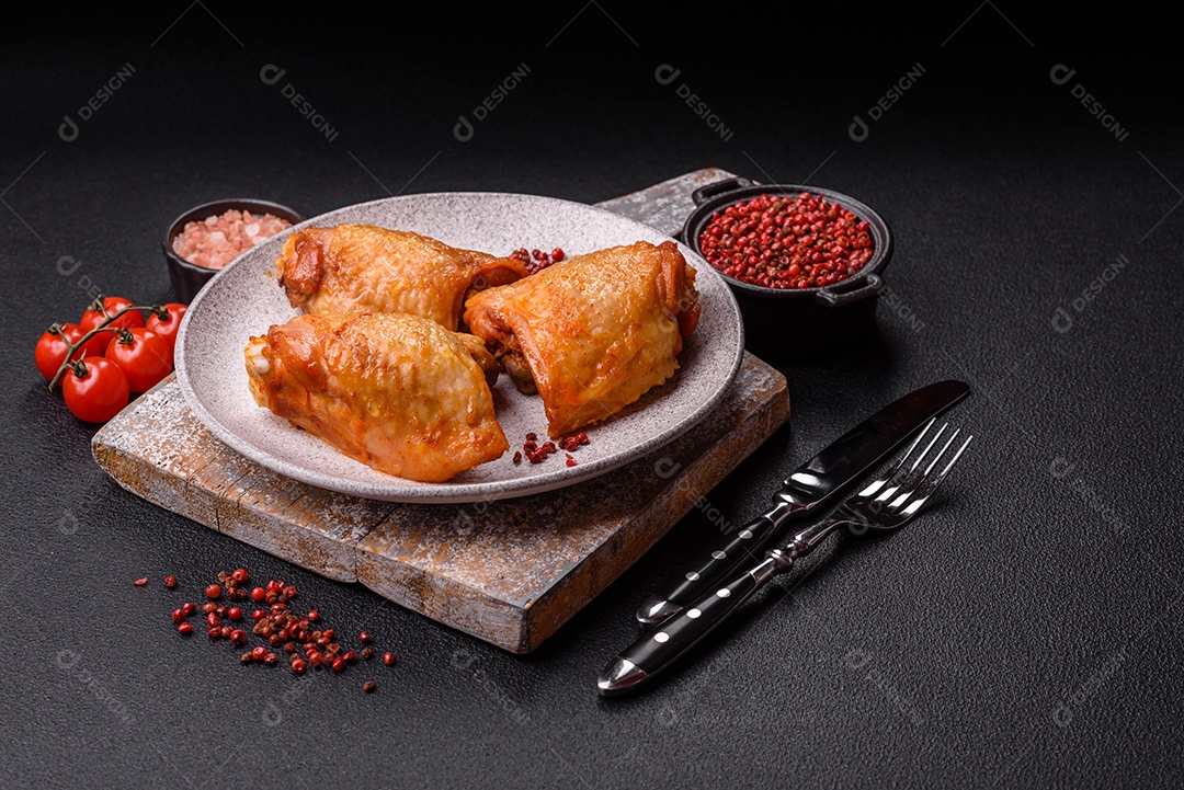 A imagem mostra sobrecoxas de frango, que são uma parte popular e saborosa da ave.