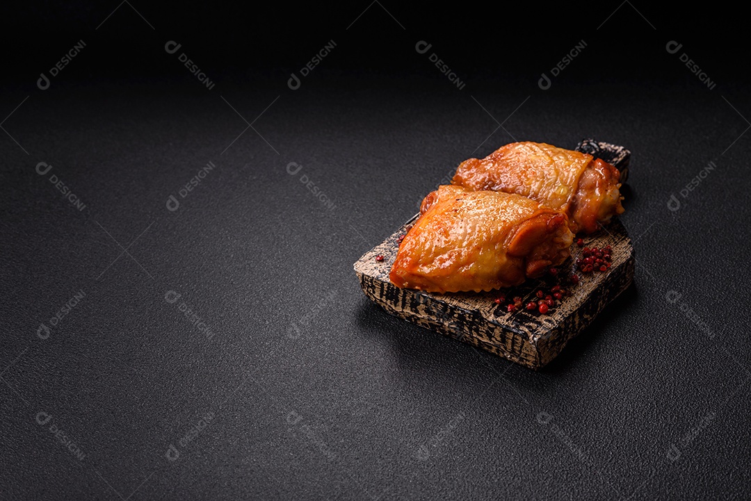 A imagem mostra sobrecoxas de frango, que são uma parte popular e saborosa da ave.