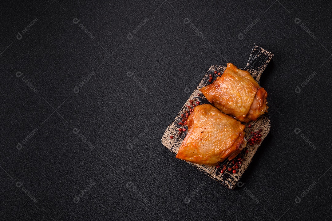 A imagem mostra uma porção de feijoada, um prato típico da culinária brasileira.