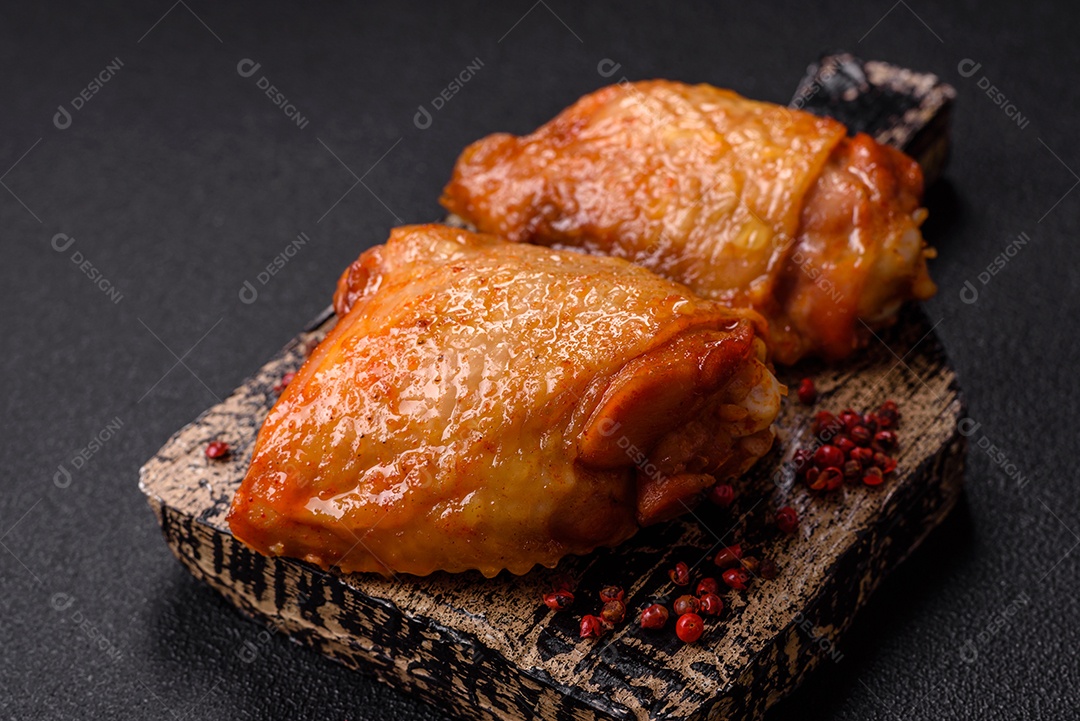 A imagem mostra uma porção de feijoada, um prato típico da culinária brasileira.