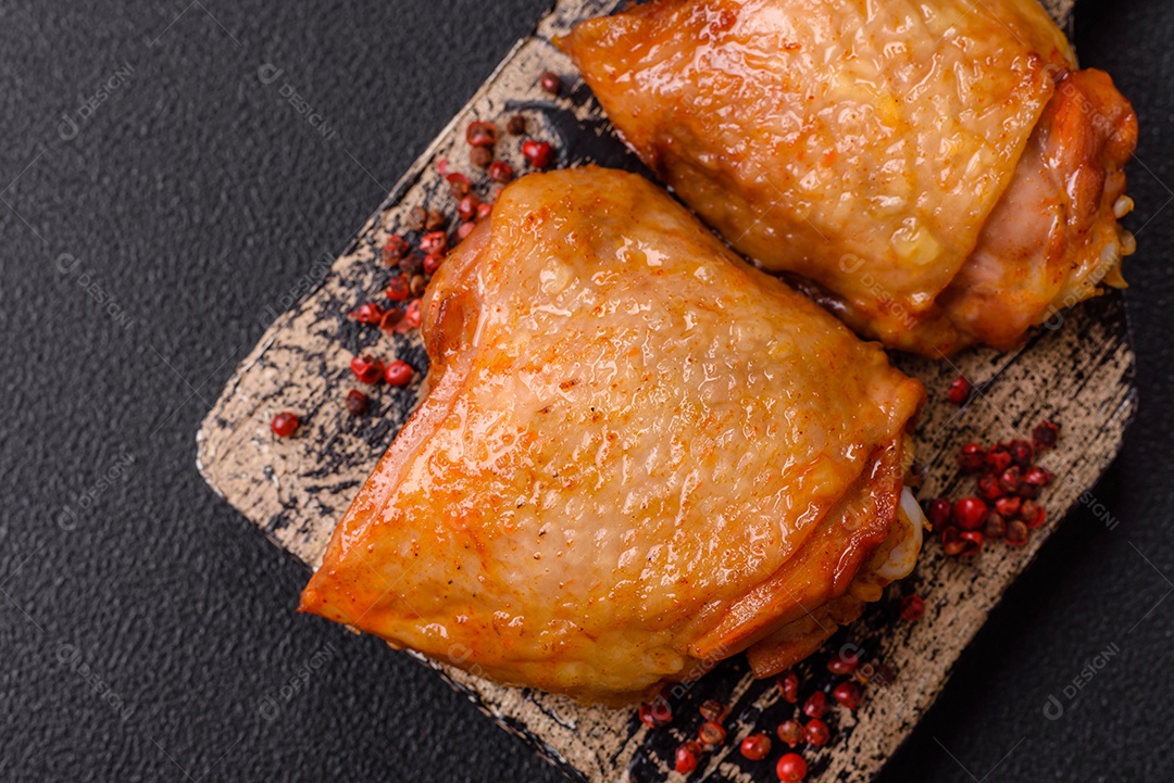 A imagem mostra sobrecoxas de frango, que são uma parte popular e saborosa da ave.