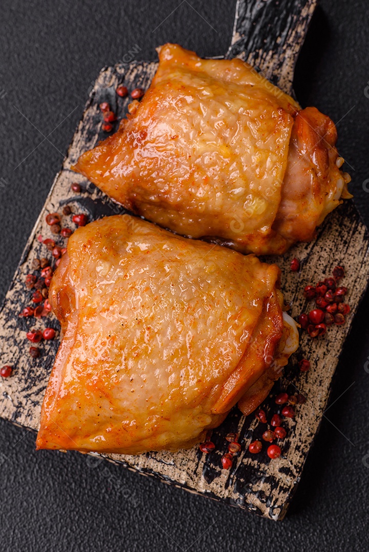 A imagem mostra sobrecoxas de frango, que são uma parte popular e saborosa da ave.