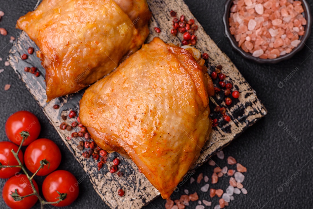 A imagem mostra sobrecoxas de frango, que são uma parte popular e saborosa da ave.