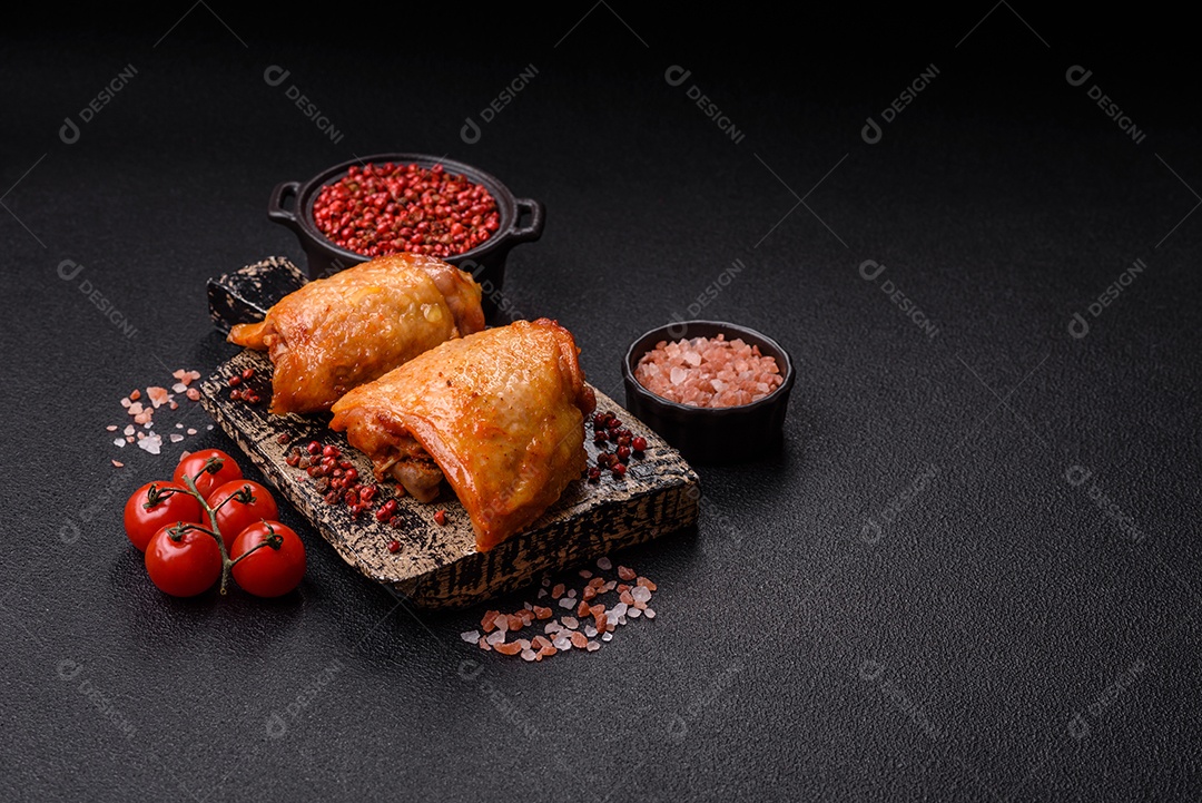 A imagem mostra sobrecoxas de frango, que são uma parte popular e saborosa da ave.