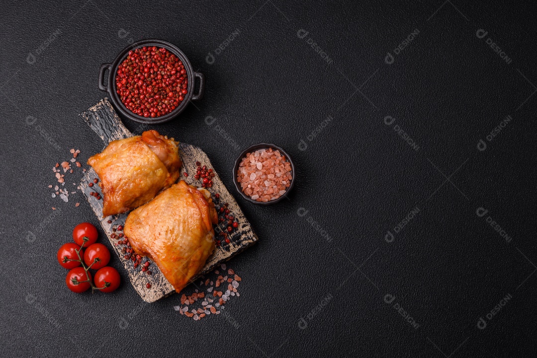 A imagem mostra sobrecoxas de frango, que são uma parte popular e saborosa da ave.