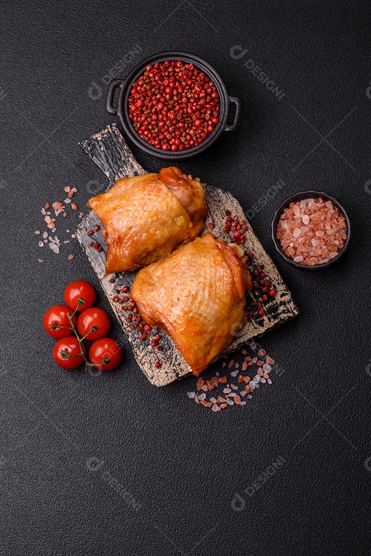 A imagem mostra sobrecoxas de frango, que são uma parte popular e saborosa da ave.