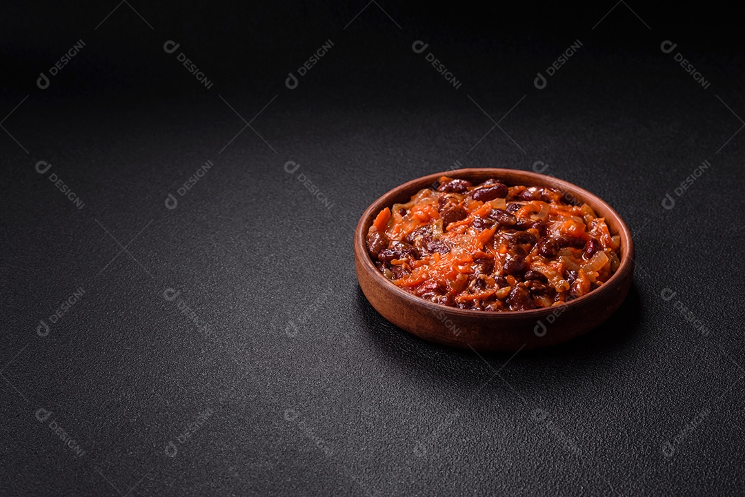 A imagem mostra sobrecoxas de frango ou coxas de frango em um prato escuro