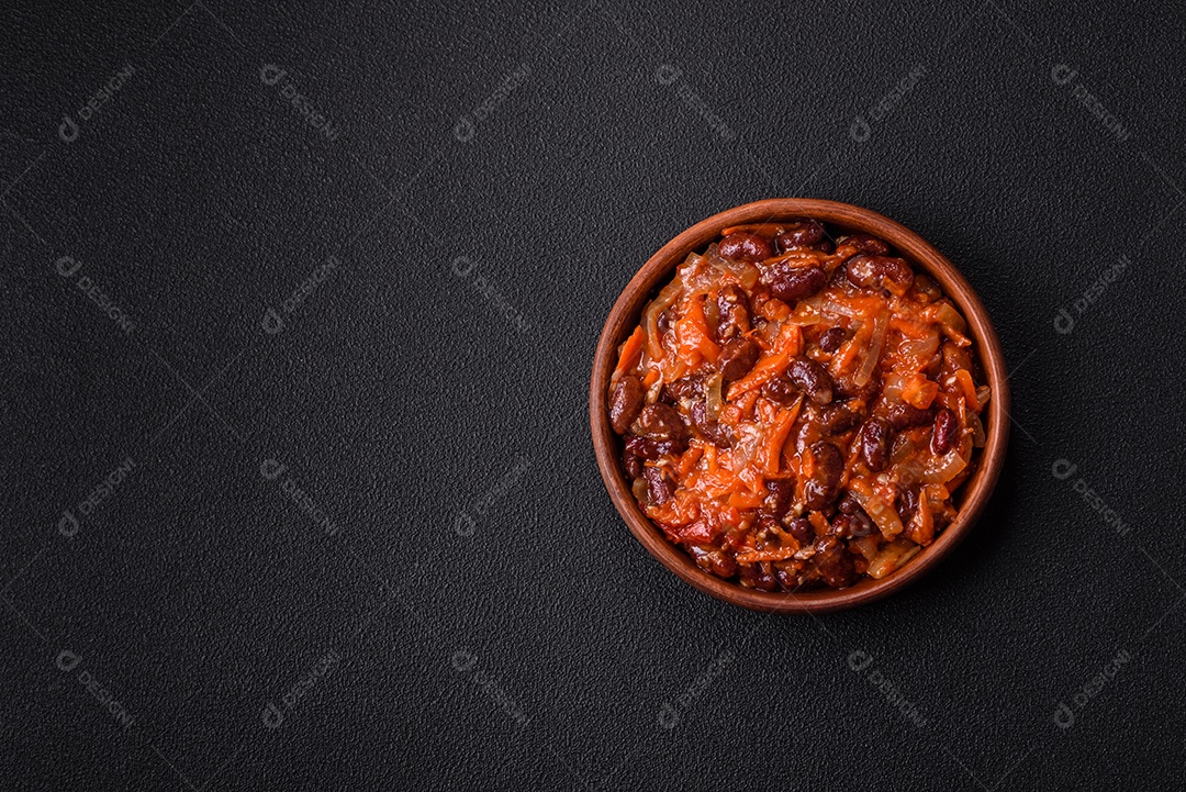 A imagem mostra uma porção de feijoada, um prato típico da culinária brasileira.