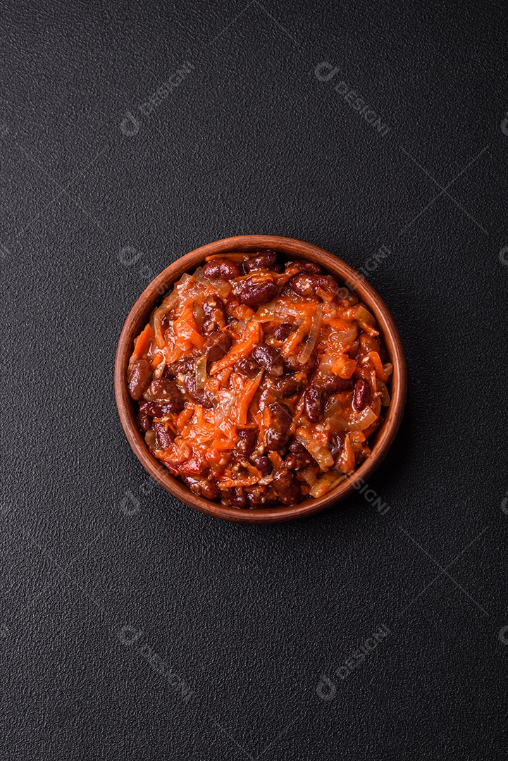 A imagem mostra uma porção de feijoada, um prato típico da culinária brasileira.