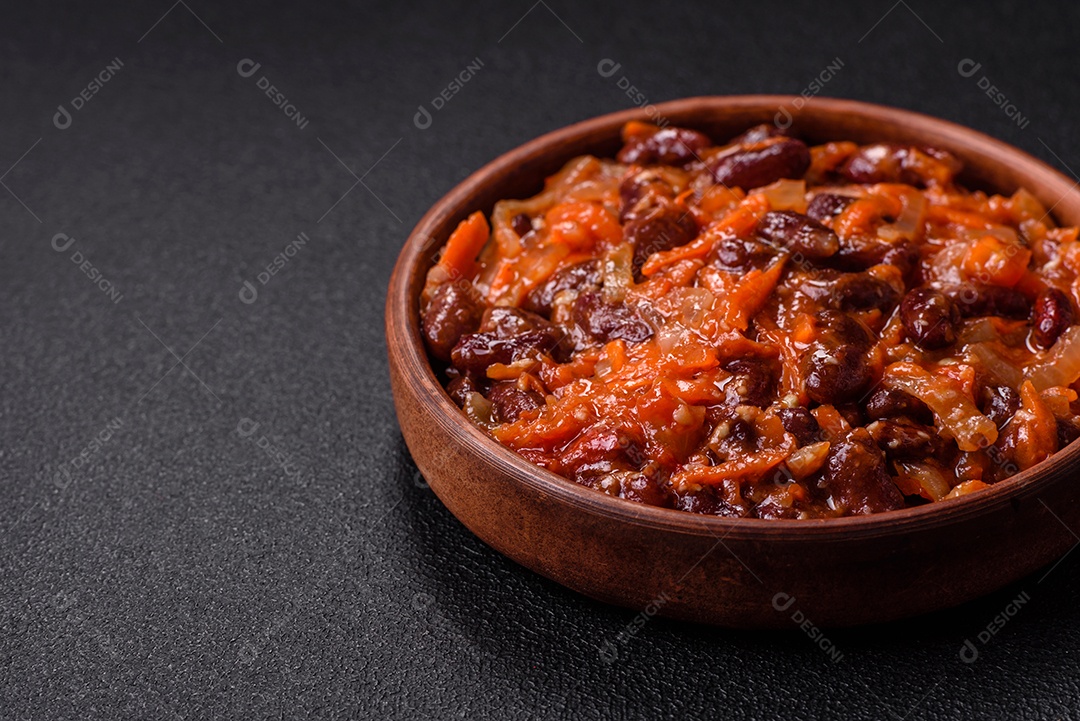 A imagem mostra uma porção de feijoada, um prato típico da culinária brasileira.