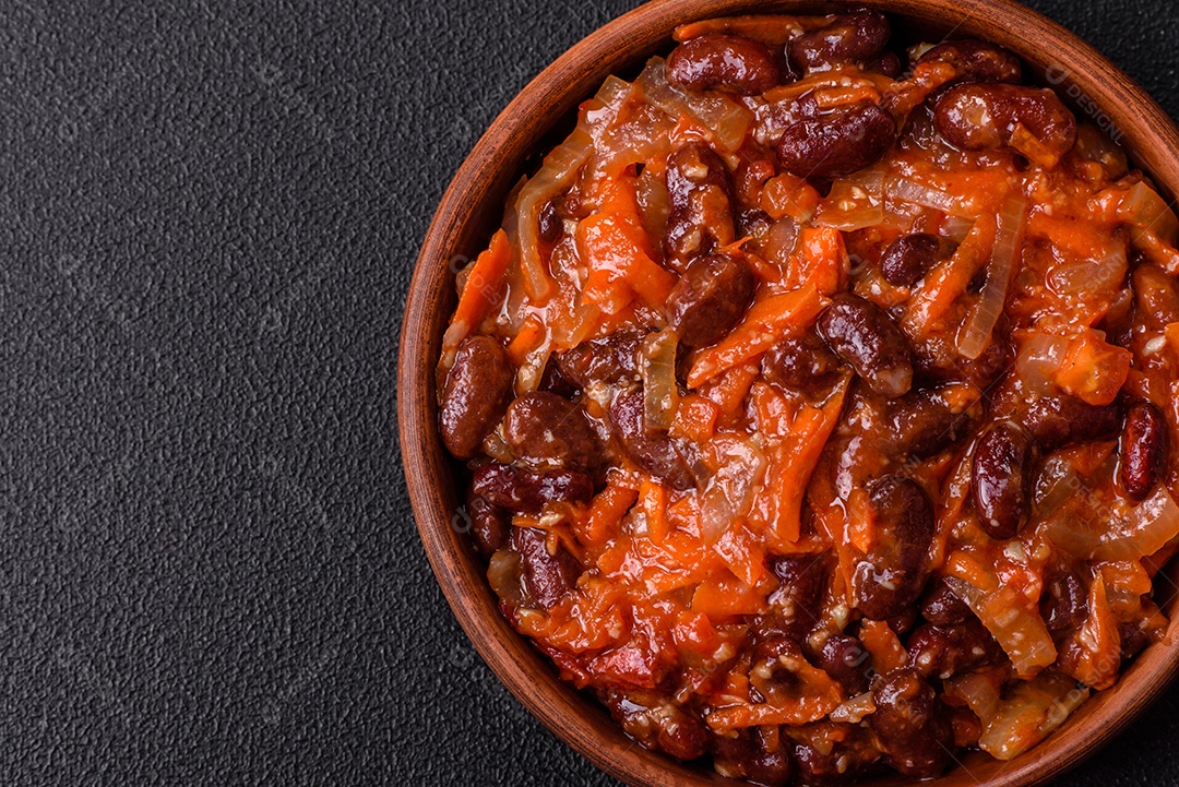 A imagem mostra uma porção de feijoada, um prato típico da culinária brasileira.