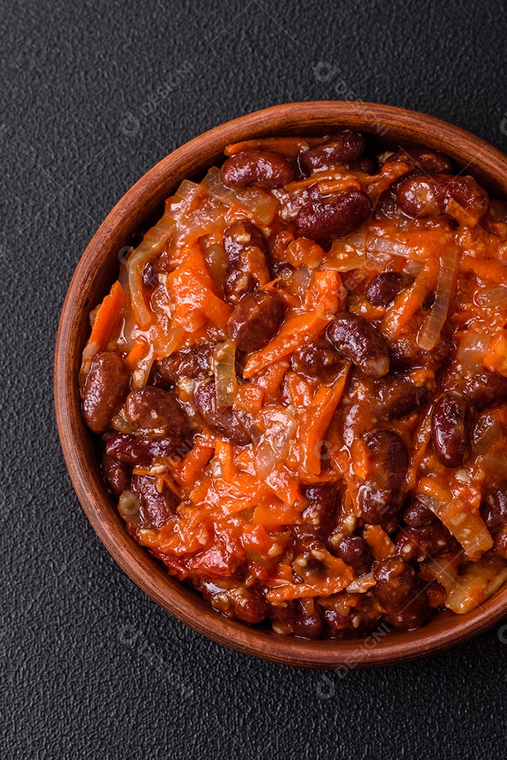 A imagem mostra uma porção de feijoada, um prato típico da culinária brasileira.