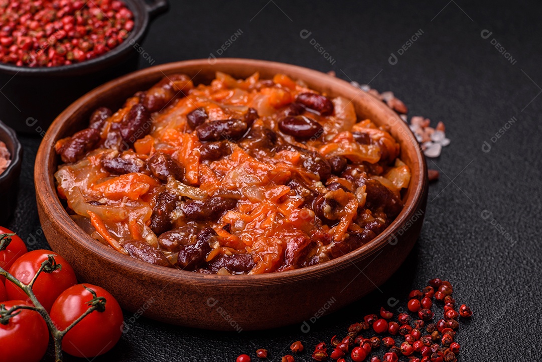 A imagem mostra uma porção de feijoada, um prato típico da culinária brasileira.