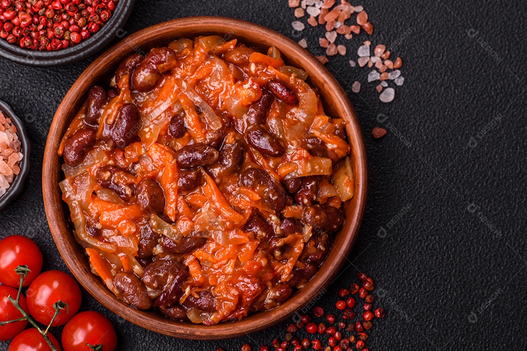 A imagem mostra uma porção de feijoada, um prato típico da culinária brasileira.