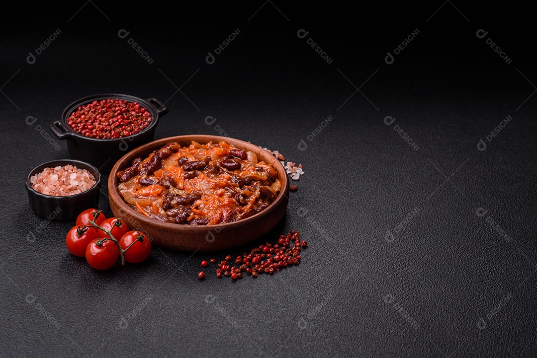 A imagem mostra uma porção de feijoada, um prato típico da culinária brasileira.