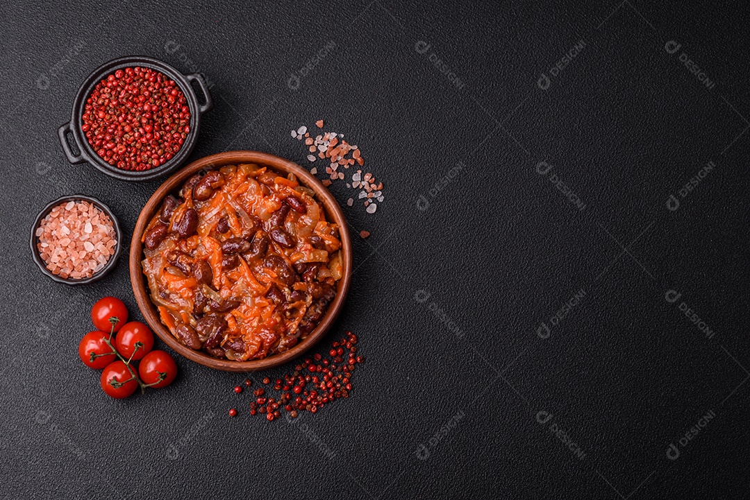A imagem mostra uma porção de feijoada, um prato típico da culinária brasileira.