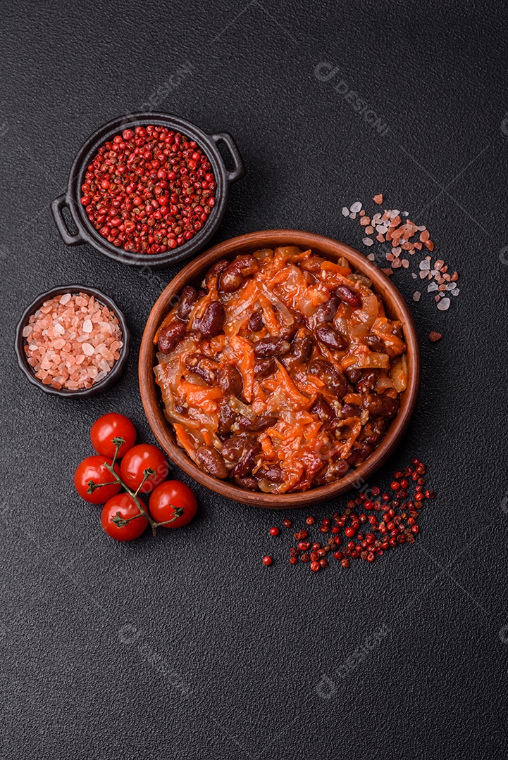 A imagem mostra uma porção de feijoada, um prato típico da culinária brasileira.