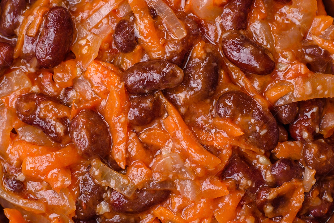 A imagem mostra uma porção de feijoada, um prato típico da culinária brasileira.