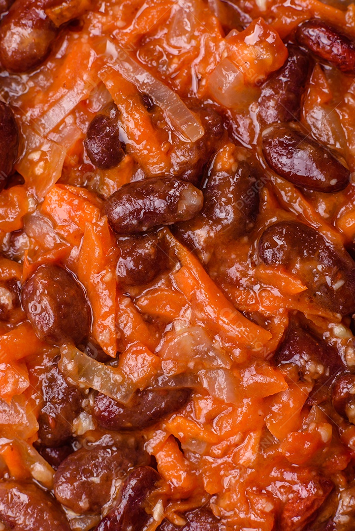 A imagem mostra uma porção de feijoada, um prato típico da culinária brasileira.