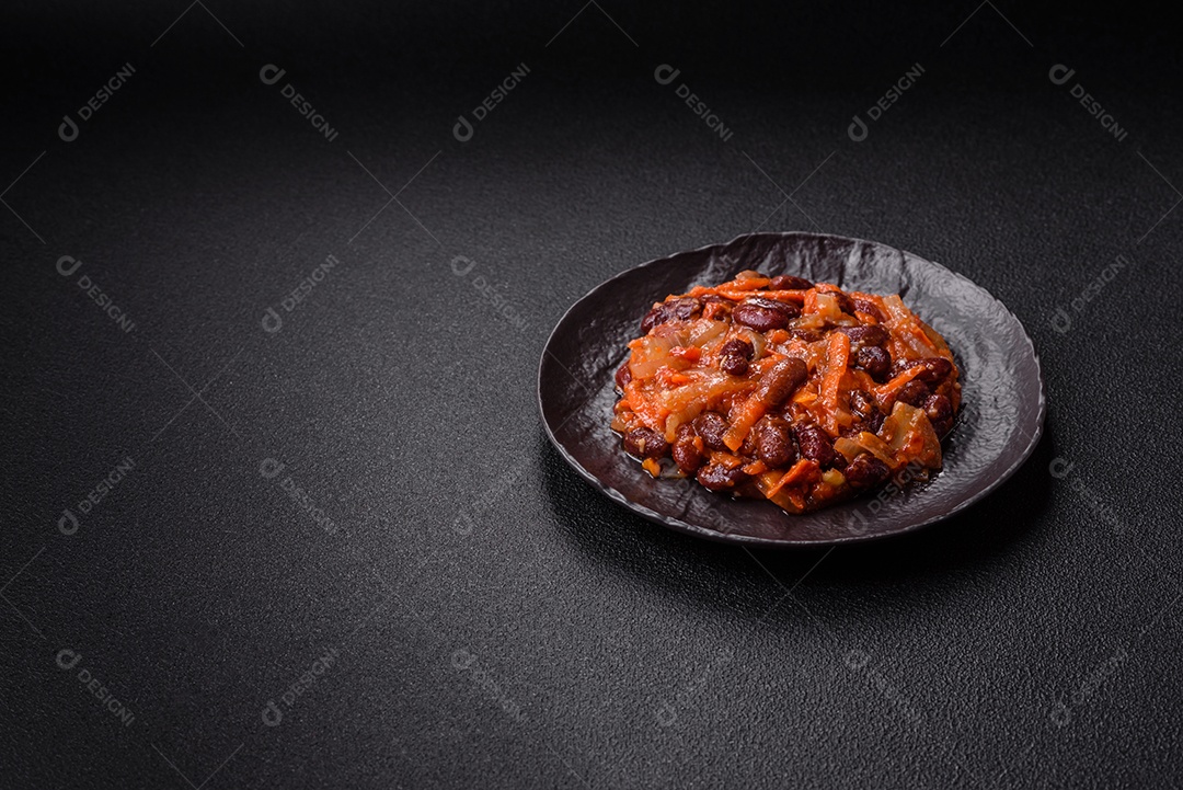 A imagem mostra uma porção de feijoada, um prato típico da culinária brasileira.