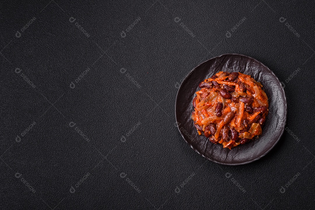 A imagem mostra uma porção de feijoada, um prato típico da culinária brasileira.