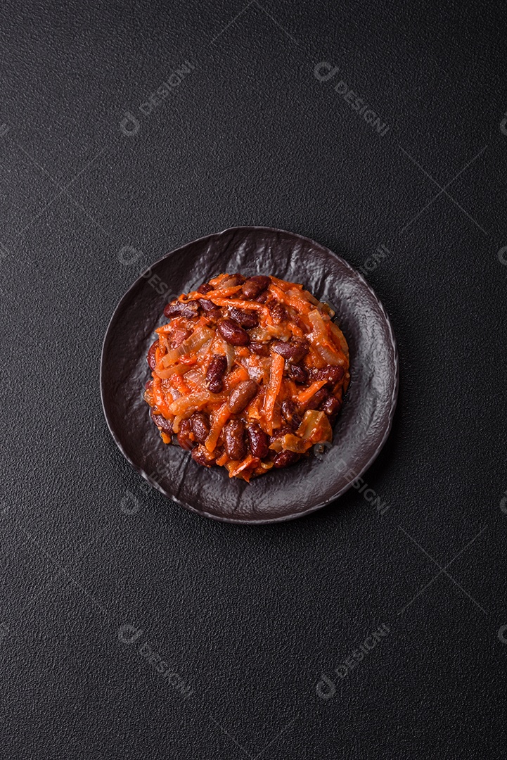 A imagem mostra uma porção de feijoada, um prato típico da culinária brasileira.