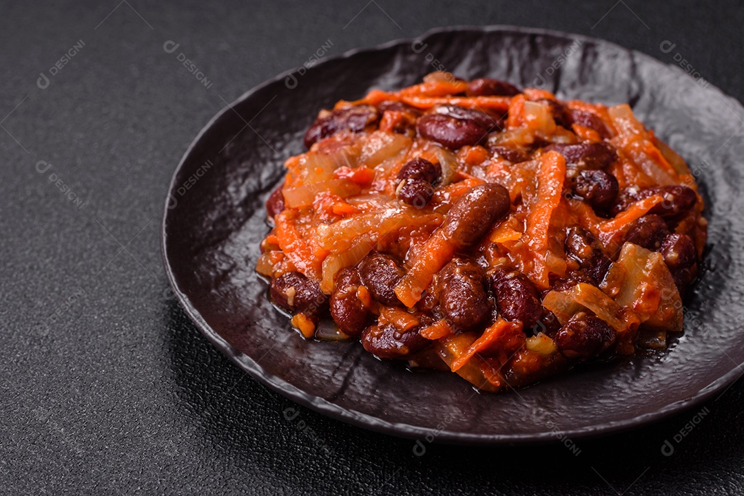 A imagem mostra uma porção de feijoada, um prato típico da culinária brasileira.