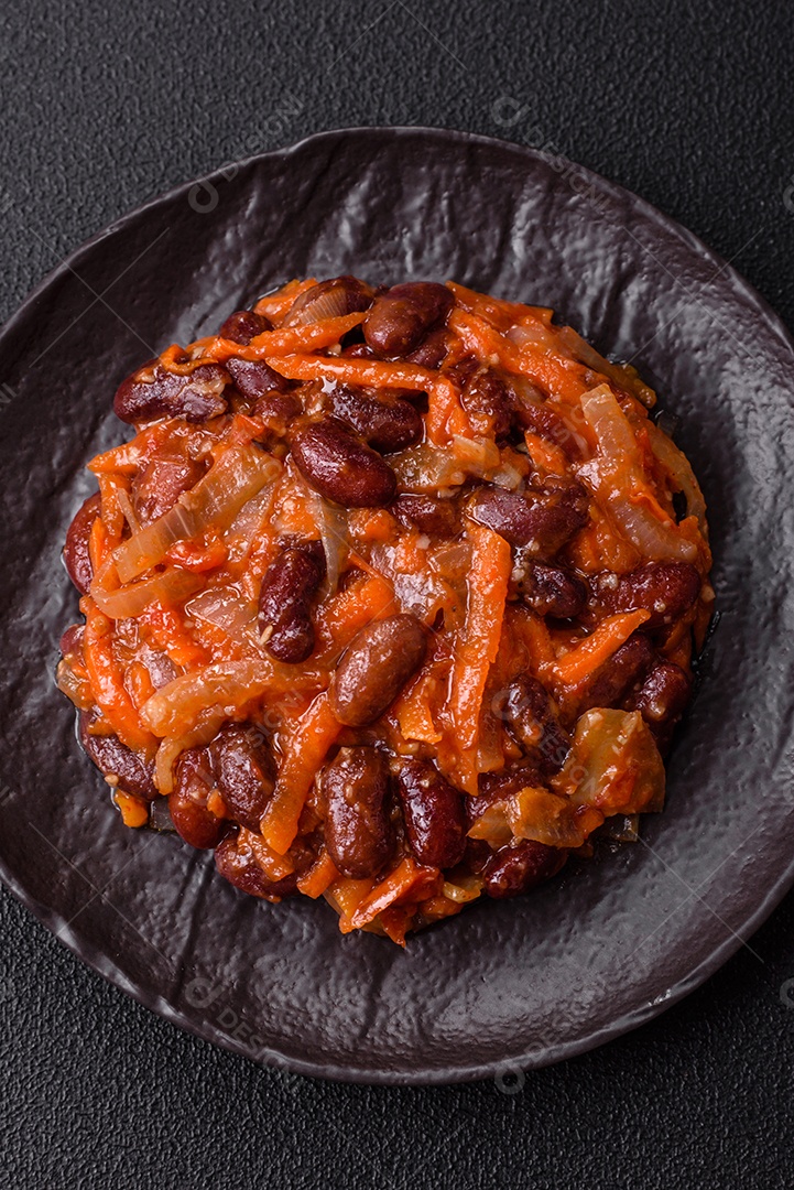 A imagem mostra uma porção de feijoada, um prato típico da culinária brasileira.