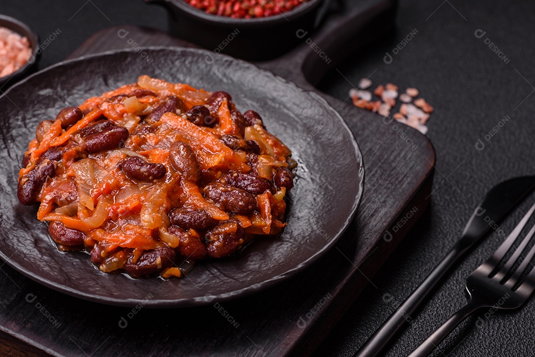 A imagem mostra uma porção de feijoada, um prato típico da culinária brasileira.