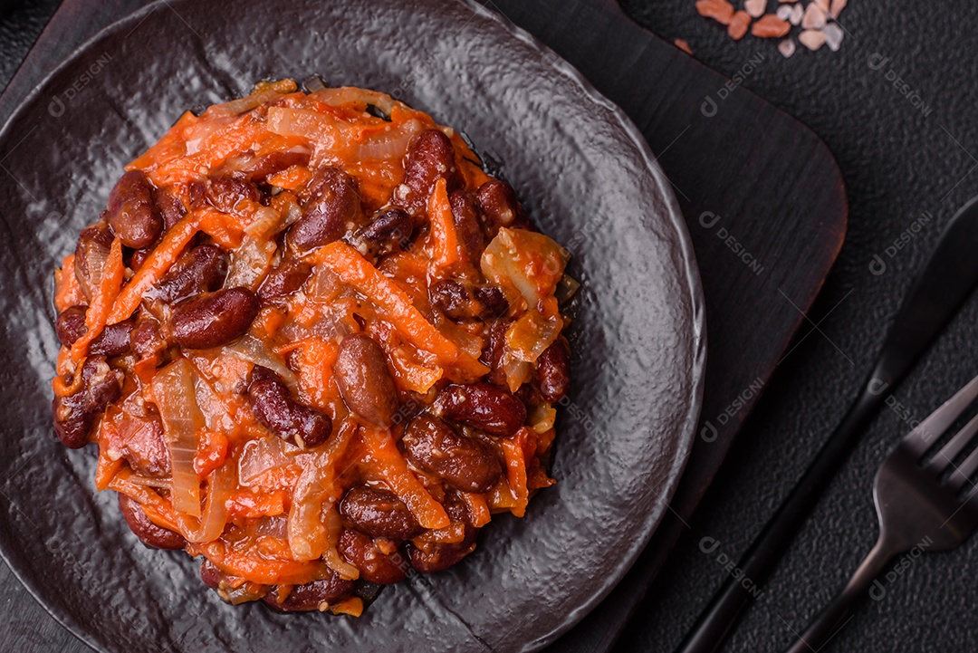 A imagem mostra uma porção de feijoada, um prato típico da culinária brasileira.