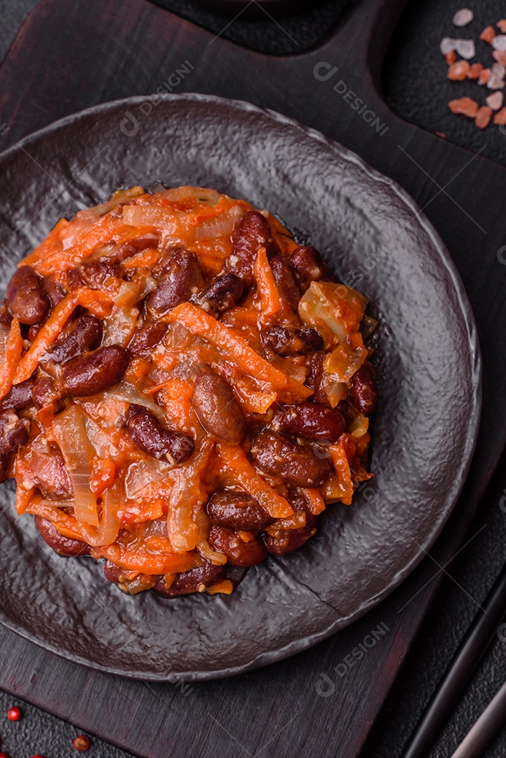 A imagem mostra uma porção de feijoada, um prato típico da culinária brasileira.