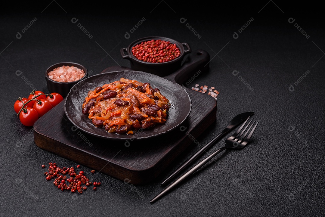 A imagem mostra uma porção de feijoada, um prato típico da culinária brasileira.