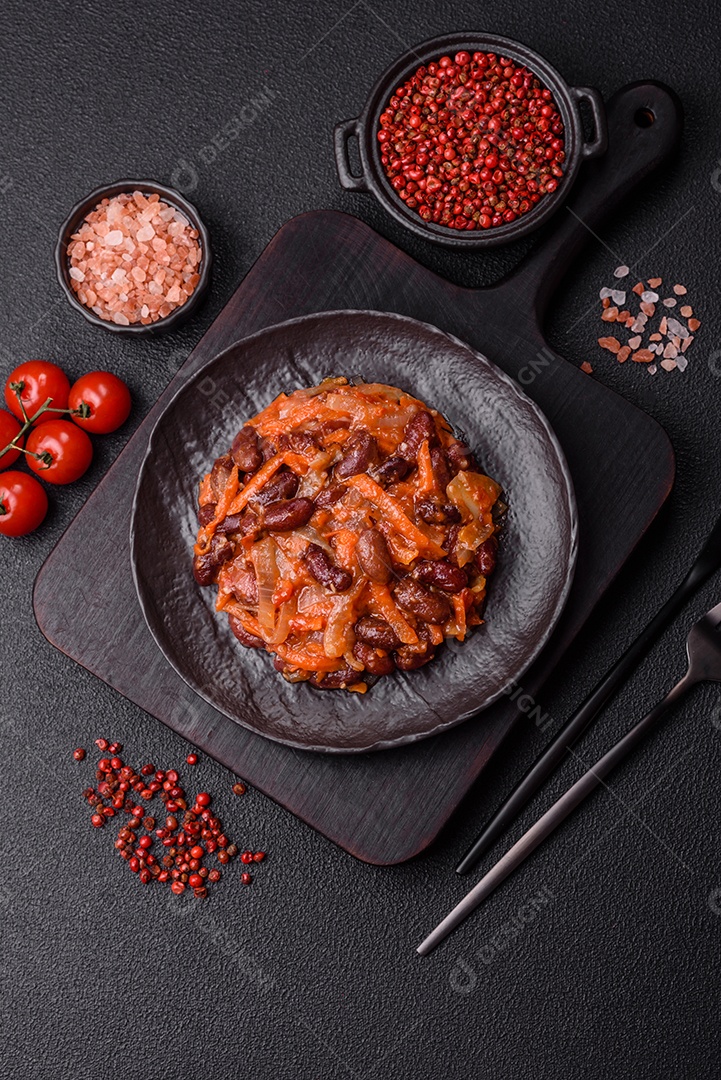 A imagem mostra uma porção de feijoada, um prato típico da culinária brasileira.