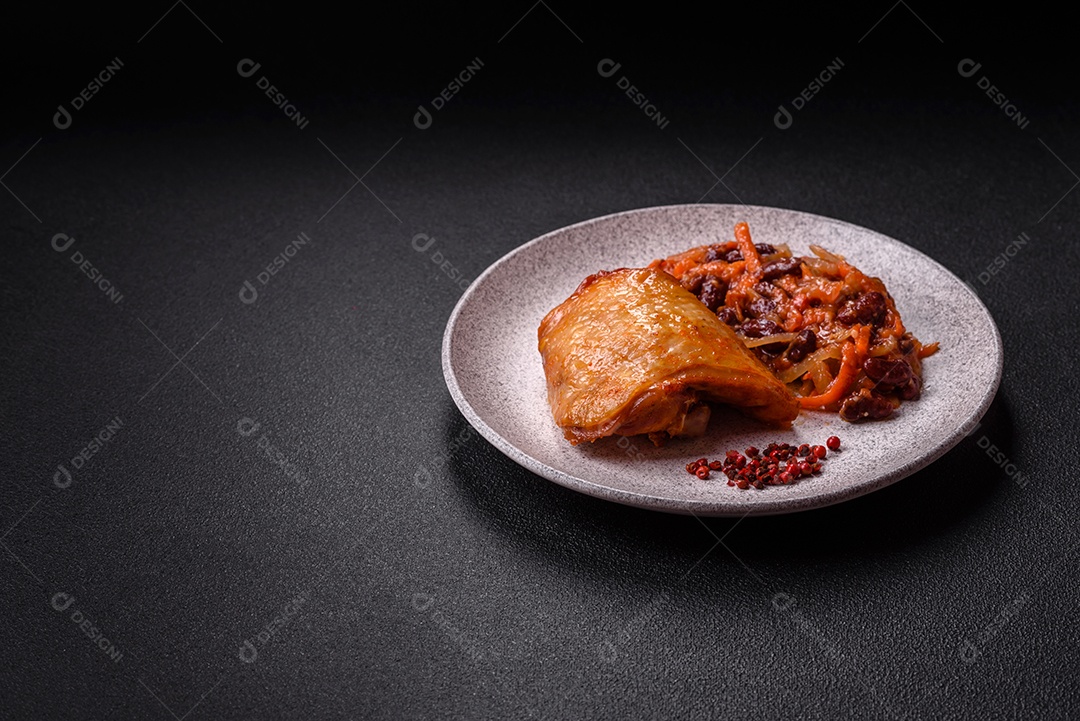 A imagem mostra sobrecoxas de frango ou coxas de frango em um prato escuro