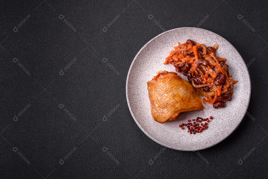 A imagem mostra um prato de fasoulia, um ensopado de feijão do Oriente Médio, especificamente a versão vegetariana libanesa