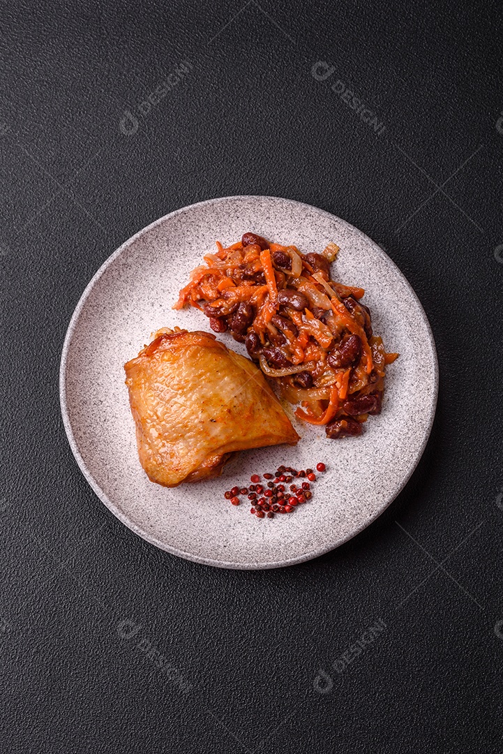 A imagem mostra um prato de fasoulia, um ensopado de feijão do Oriente Médio, especificamente a versão vegetariana libanesa