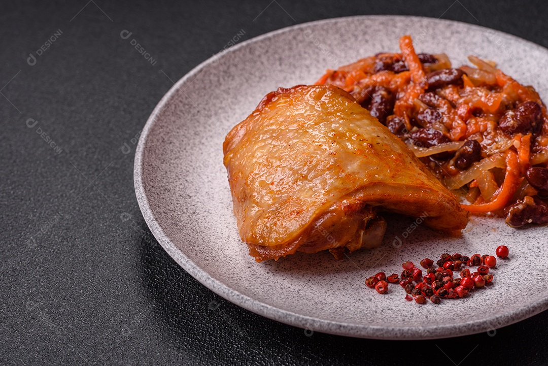 A imagem mostra um prato de fasoulia, um ensopado de feijão do Oriente Médio, especificamente a versão vegetariana libanesa