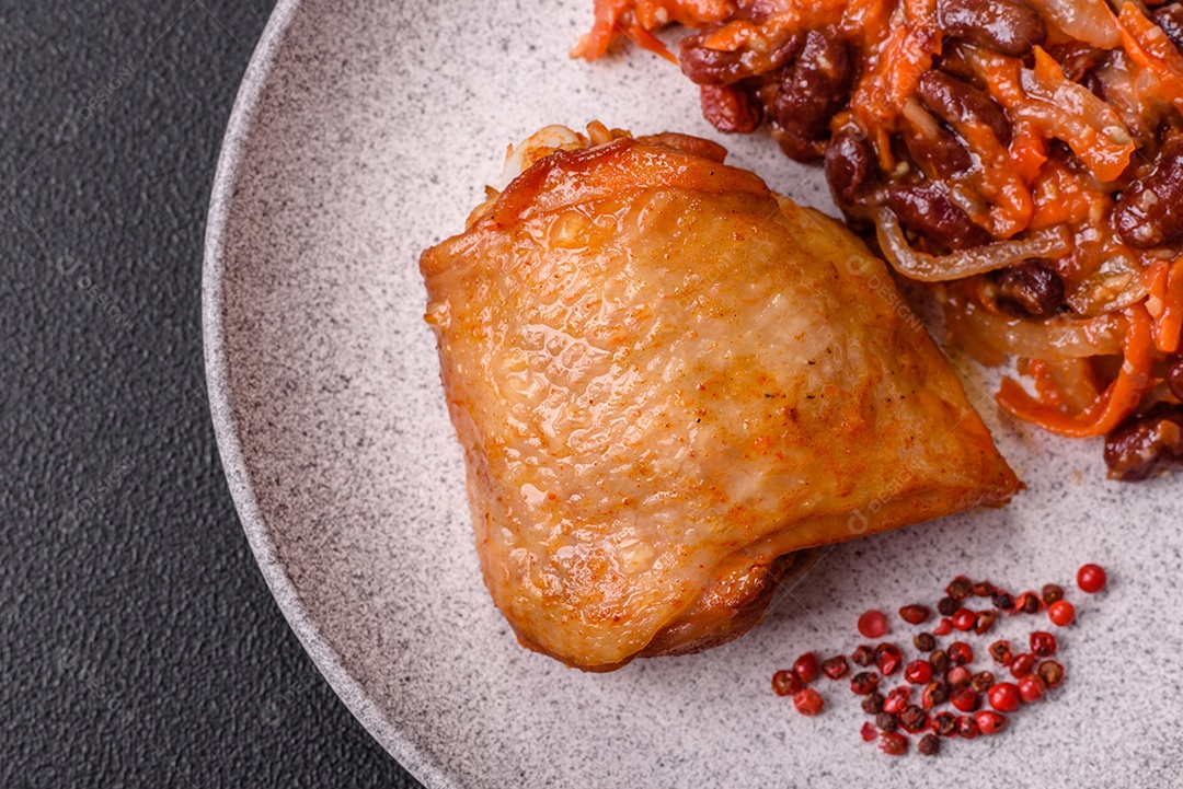 A imagem mostra um prato de fasoulia, um ensopado de feijão do Oriente Médio, especificamente a versão vegetariana libanesa