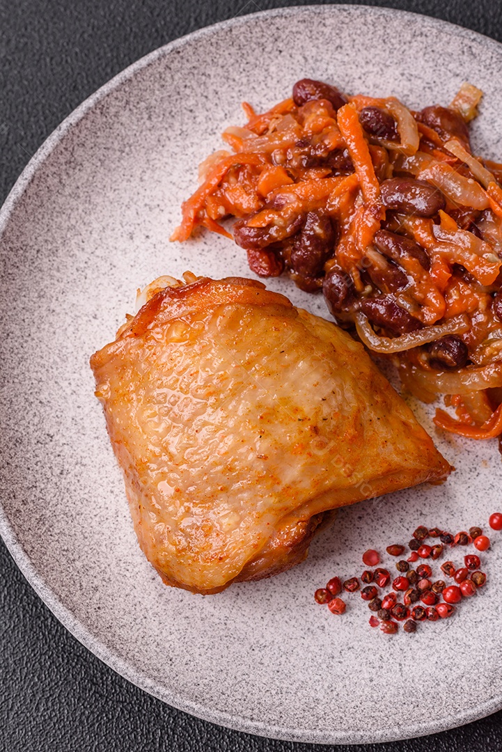 A imagem mostra um prato de fasoulia, um ensopado de feijão do Oriente Médio, especificamente a versão vegetariana libanesa