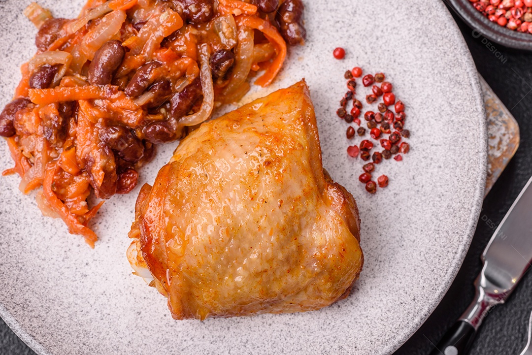 A imagem mostra um prato de fasoulia, um ensopado de feijão do Oriente Médio, especificamente a versão vegetariana libanesa