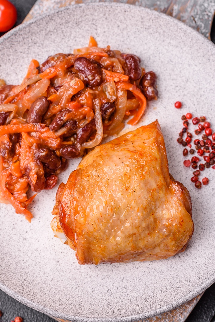 A imagem mostra um prato de fasoulia, um ensopado de feijão do Oriente Médio, especificamente a versão vegetariana libanesa