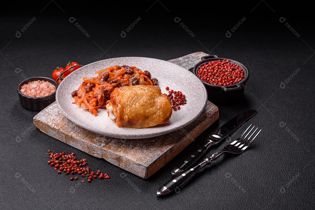 A imagem mostra um prato de fasoulia, um ensopado de feijão do Oriente Médio, especificamente a versão vegetariana libanesa