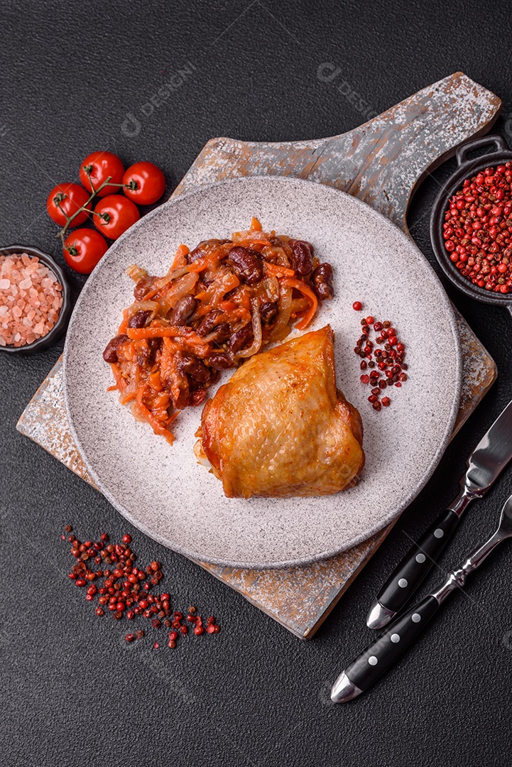 A imagem mostra um prato de fasoulia, um ensopado de feijão do Oriente Médio, especificamente a versão vegetariana libanesa