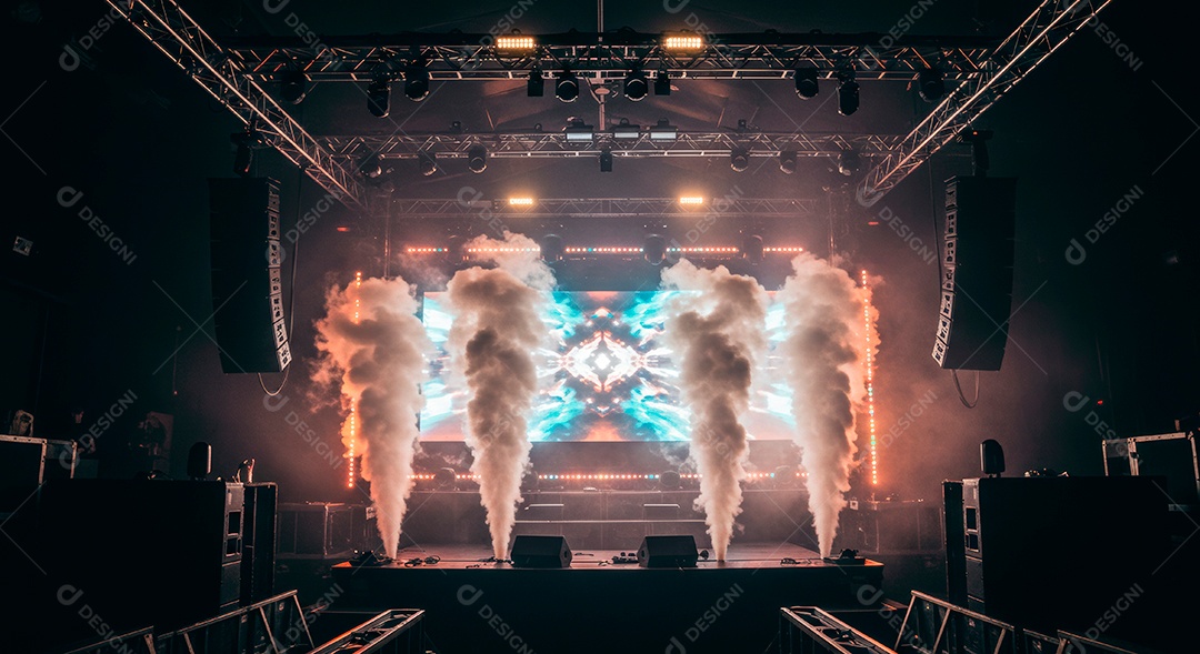 Cenário de Palco iluminado com luzes.