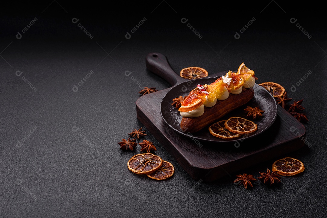 A imagem mostra um espeto com frutas secas e especiarias, provavelmente para fins decorativos ou culinários, como um enfeite para bebidas ou sobremesas