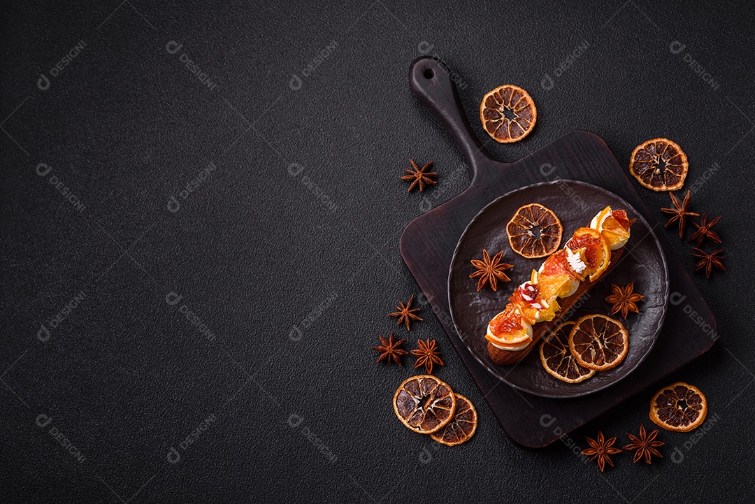 A imagem mostra um espeto com frutas secas e especiarias, provavelmente para fins decorativos ou culinários, como um enfeite para bebidas ou sobremesas