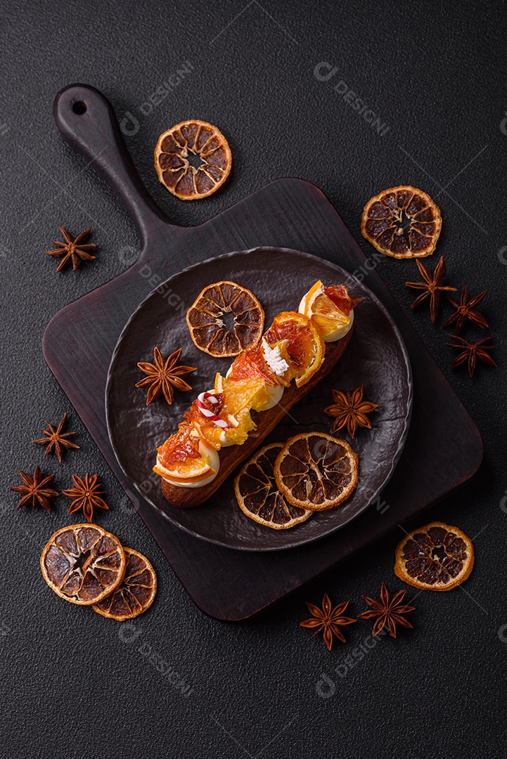 A imagem mostra um espeto com frutas secas e especiarias, provavelmente para fins decorativos ou culinários, como um enfeite para bebidas ou sobremesas